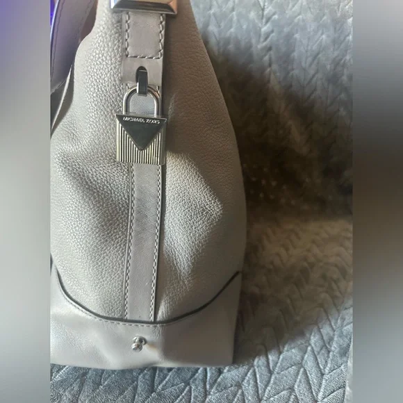 MICHAEL KORS Shoulder Bag Pearl Gray Leather - Picture 3 of 9